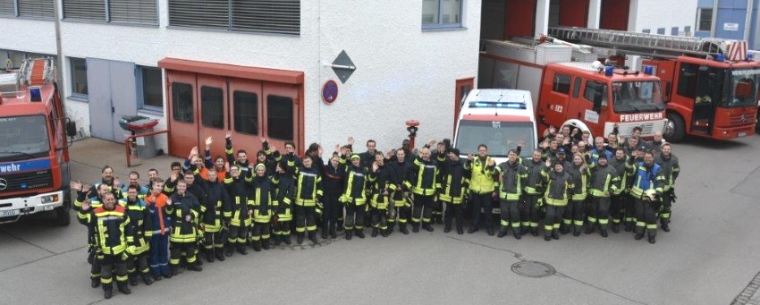 Gruppenfoto Feuerwehr Haunstetten mit der Werkfeuerwehr Premium Aerotec
